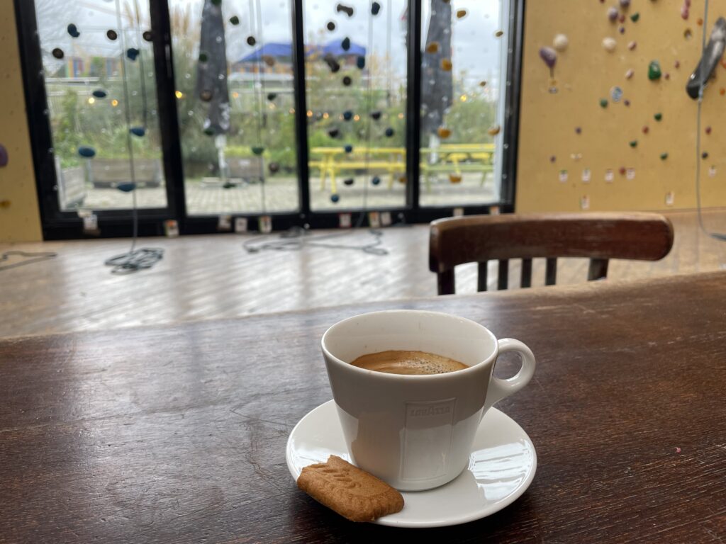 Koffie bij Klimmuur Centraal Amsterdam met zicht op terras