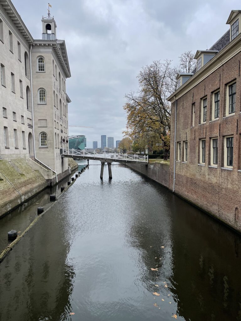 Leuke koffietent Amsterdam Klimmuur Centraal vanaf het Scheepvaartmuseum